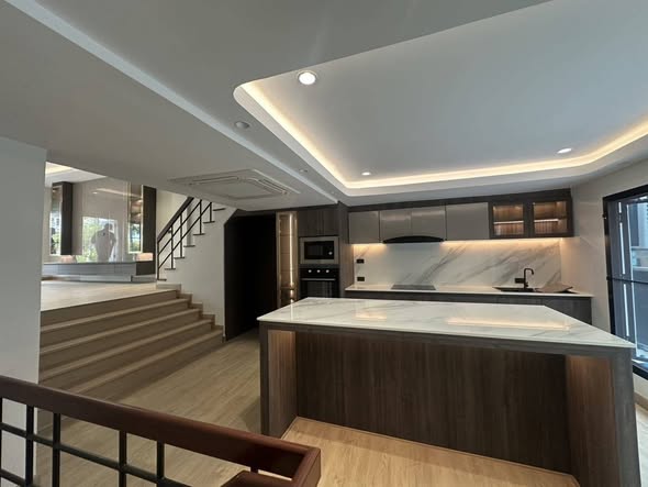 Newly Renovated Pet-Friendly Four-Bedroom Townhome at Regent 71