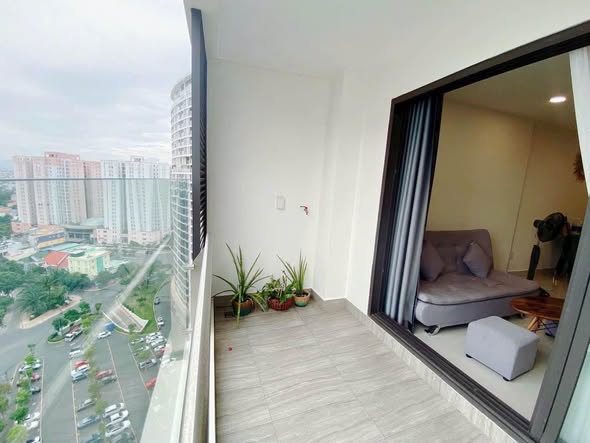 Fully Furnished High-Floor Two-Bedroom Apartment with Three Ceiling Air Conditioners at Gateway