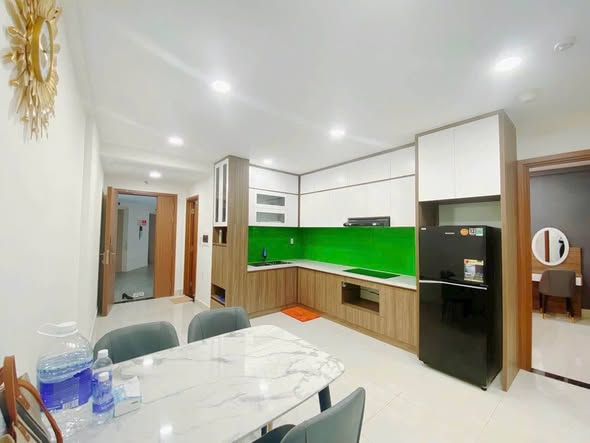 Fully Furnished High-Floor Two-Bedroom Apartment with Three Ceiling Air Conditioners at Gateway