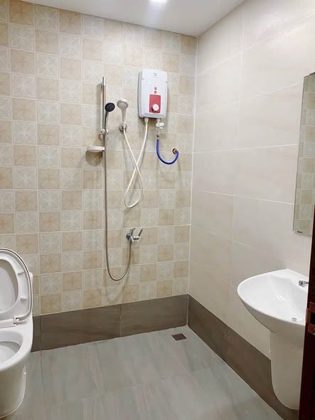 Fully Furnished High-Floor Two-Bedroom Apartment with Three Ceiling Air Conditioners at Gateway