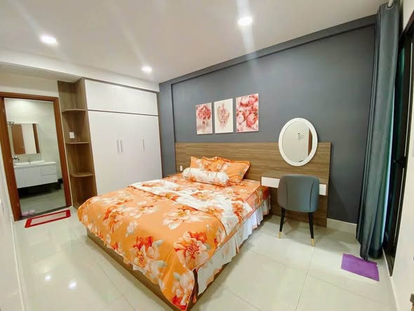 Fully Furnished High-Floor Two-Bedroom Apartment with Three Ceiling Air Conditioners at Gateway