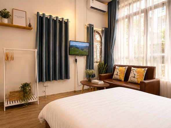 Bright Fully Furnished Studio with Balcony Near West Lake in Quang An