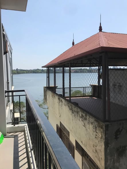 One-Bedroom Apartment on the Fourth Floor Near the Pond on Vu Mien Street