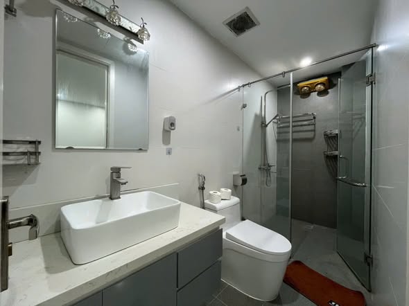 One-Bedroom Apartment on the Fourth Floor Near the Pond on Vu Mien Street