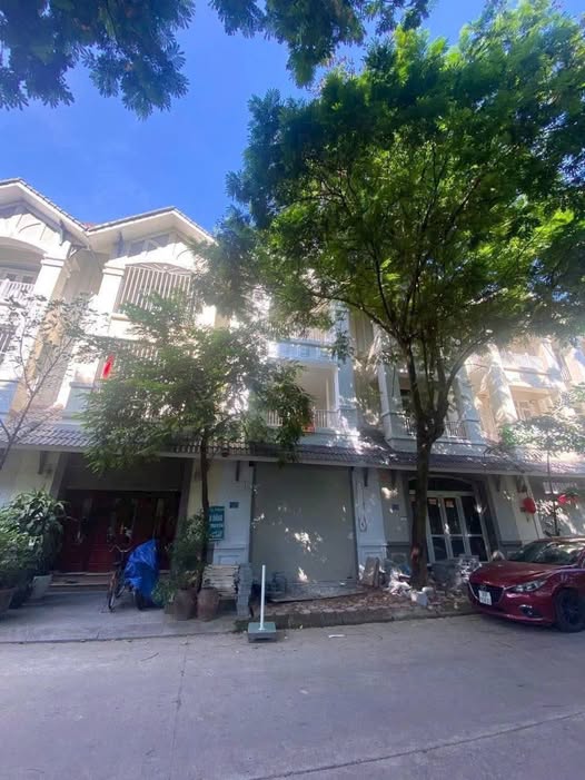 Five-Room Townhouse with Five Air Conditioners in Geleximco Area A