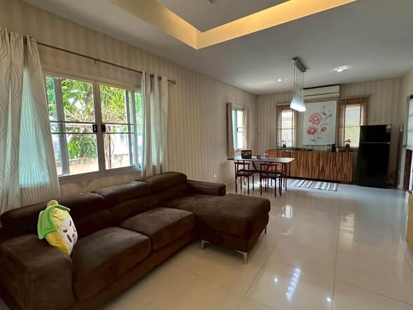 Modern Three-Bedroom House with Private Bathtub near Ruamchok Mall