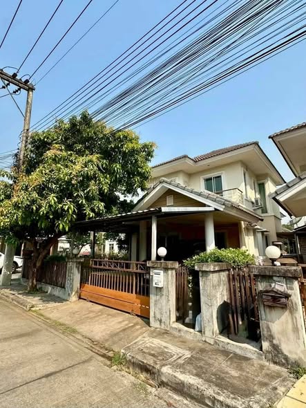 Modern Three-Bedroom House with Private Bathtub near Ruamchok Mall