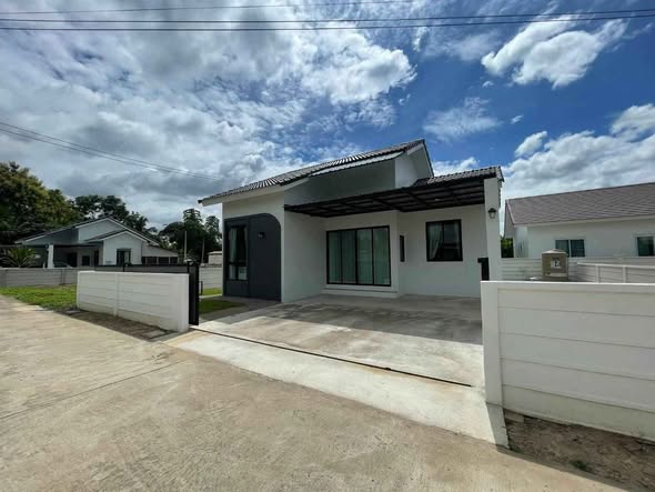 Brand-New Pet-Friendly Three-Bedroom Detached House with Spacious Yard in Khua Mung
