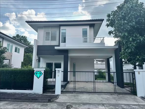 Newly Renovated Three-Bedroom House with Pool and Fitness Center at Siwalee Mee Chok