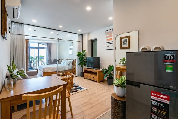 Modern Fully Furnished One-Bedroom Serviced Apartment on Huynh Van Banh Street