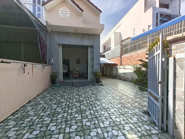 Two-Bedroom Single-Storey House with Spacious Car Parking near Lo Xa Market