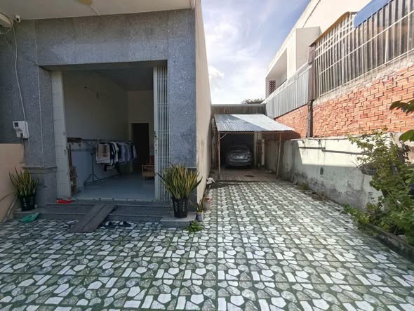 Two-Bedroom Single-Storey House with Spacious Car Parking near Lo Xa Market