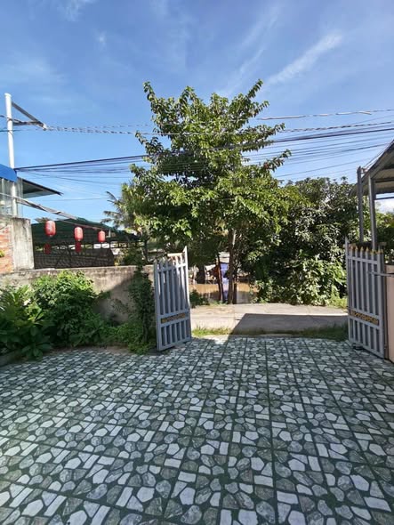 Two-Bedroom Single-Storey House with Spacious Car Parking near Lo Xa Market