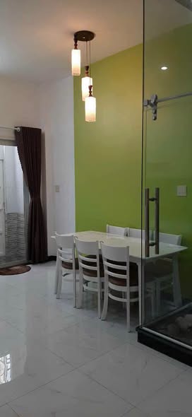 Two-Bedroom Whole House Facing a Park near My Quy Market