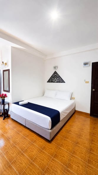 Affordable Room with Private Balcony on Soi Buakhao
