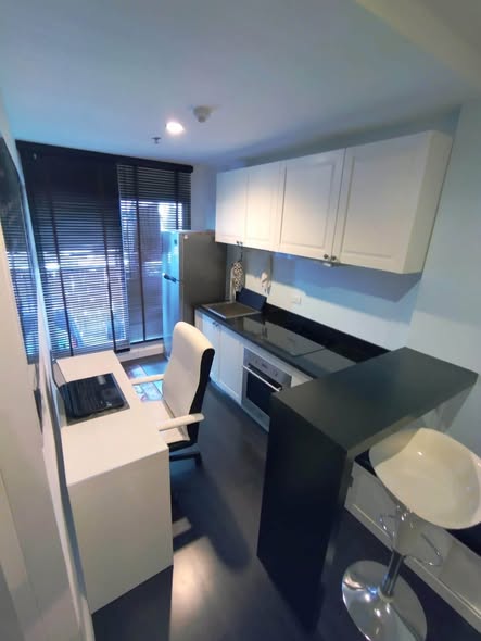 Fully Furnished High-Floor 1-Bedroom Condo at Aspire Sukhumvit 48