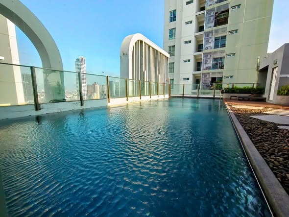 Fully Furnished High-Floor 1-Bedroom Condo at Aspire Sukhumvit 48