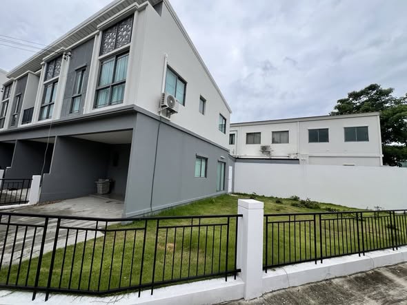 Brand-New 3-Bedroom Corner Townhome at The Metro Chaengwattana near SISB Nonthaburi