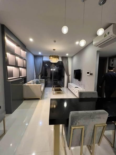 Fully Furnished 2-Bedroom Apartment at Saigon Royal