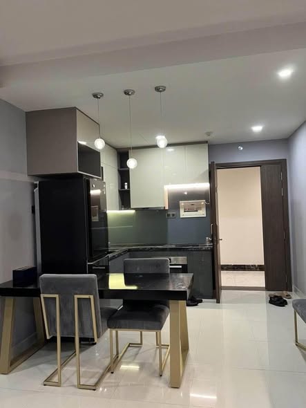 Fully Furnished 2-Bedroom Apartment at Saigon Royal