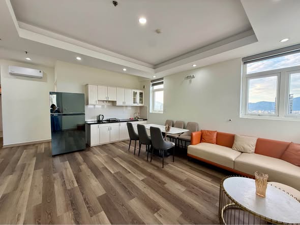 2-Bedroom Corner Apartment with Direct My Khe Beach View
