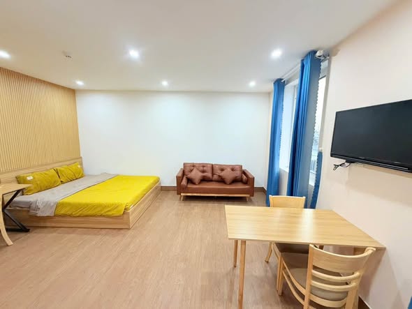 Bright Studio with Large Window on Nguyen Van Thoai