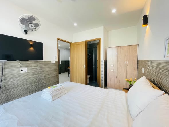 Fully Furnished 2-Bedroom 2-Bathroom Apartment with Balcony on Luong The Vinh