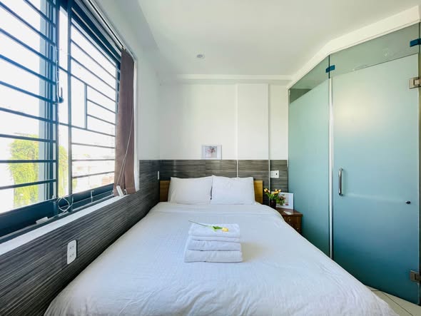 Fully Furnished 2-Bedroom 2-Bathroom Apartment with Balcony on Luong The Vinh