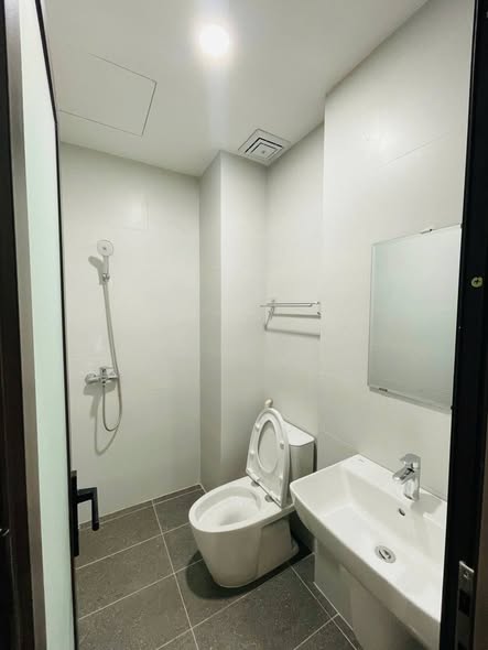Fully Furnished Apartment with Balcony on Hoa Phu 24