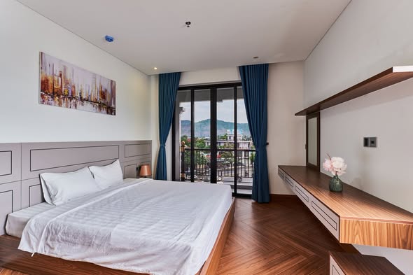 Fully Furnished 2-Bedroom Apartment with Balcony on Ton Duc Thang
