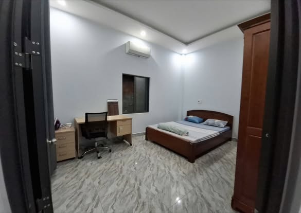 Spacious 1-Bedroom Apartment with Balcony on Hoang Si Khai