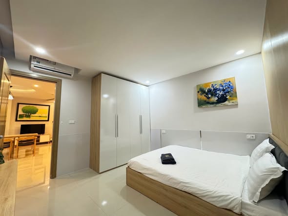 Studio with Balcony near Dragon Bridge, An My