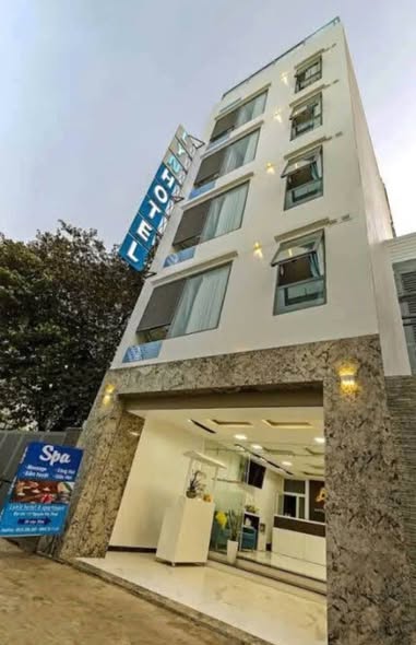 Fully Furnished Apartment with Rooftop Pool on Nguyen Van Thoai