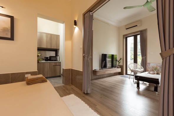 West Lake Studio with Balcony