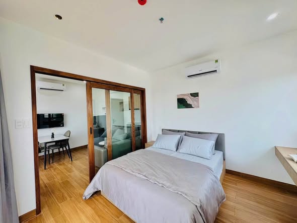High-Floor Fully Furnished 1-Bedroom Apartment with Large Balcony and Pool on Doan Khue