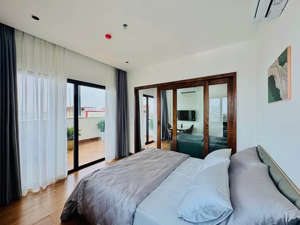 High-Floor Fully Furnished 1-Bedroom Apartment with Large Balcony and Pool on Doan Khue