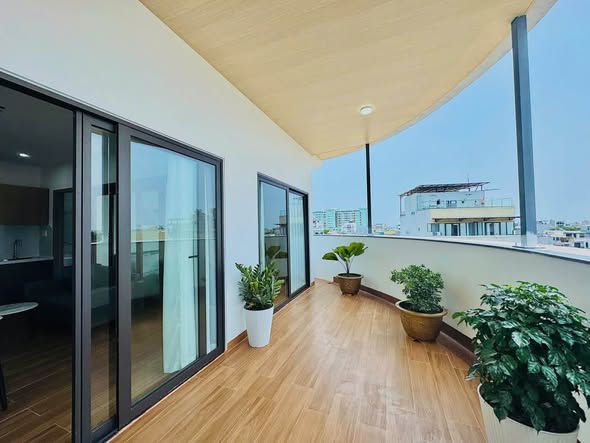High-Floor Fully Furnished 1-Bedroom Apartment with Large Balcony and Pool on Doan Khue