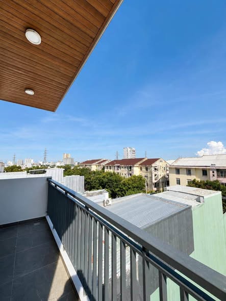 7th-Floor Apartment with Large River View Balcony in My An 19