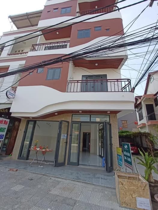 Fully Furnished 1-Bedroom Apartment with Balcony at 132 Ho Xuan Huong